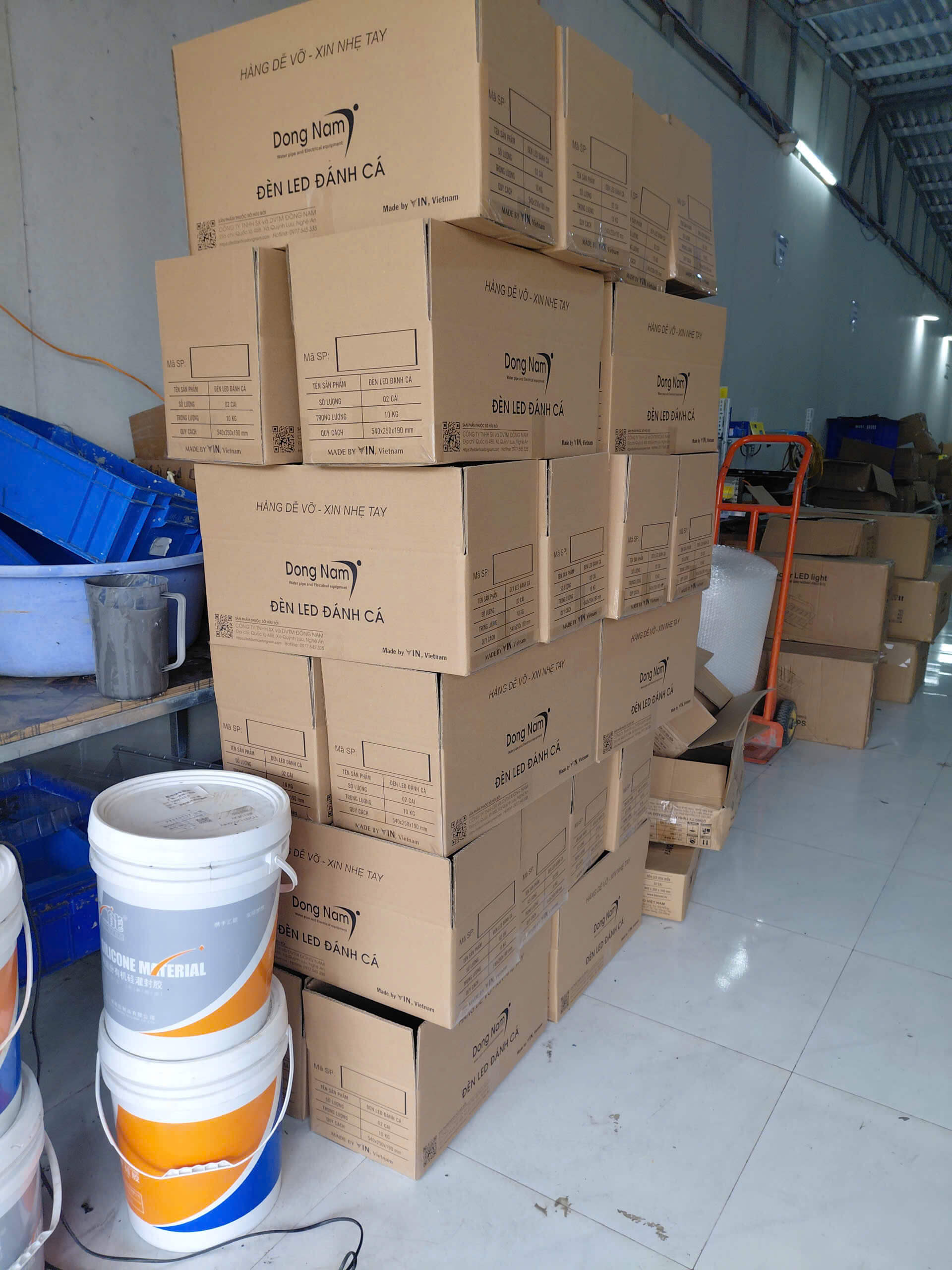 Đèn LED đánh cá được lắp ráp tại xưởng Đông Nam